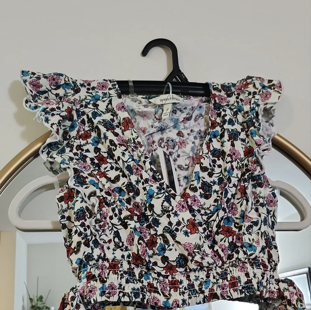 🕶TWO PIECES Flower Top and Skirt🕶 - Picture 4 of 5